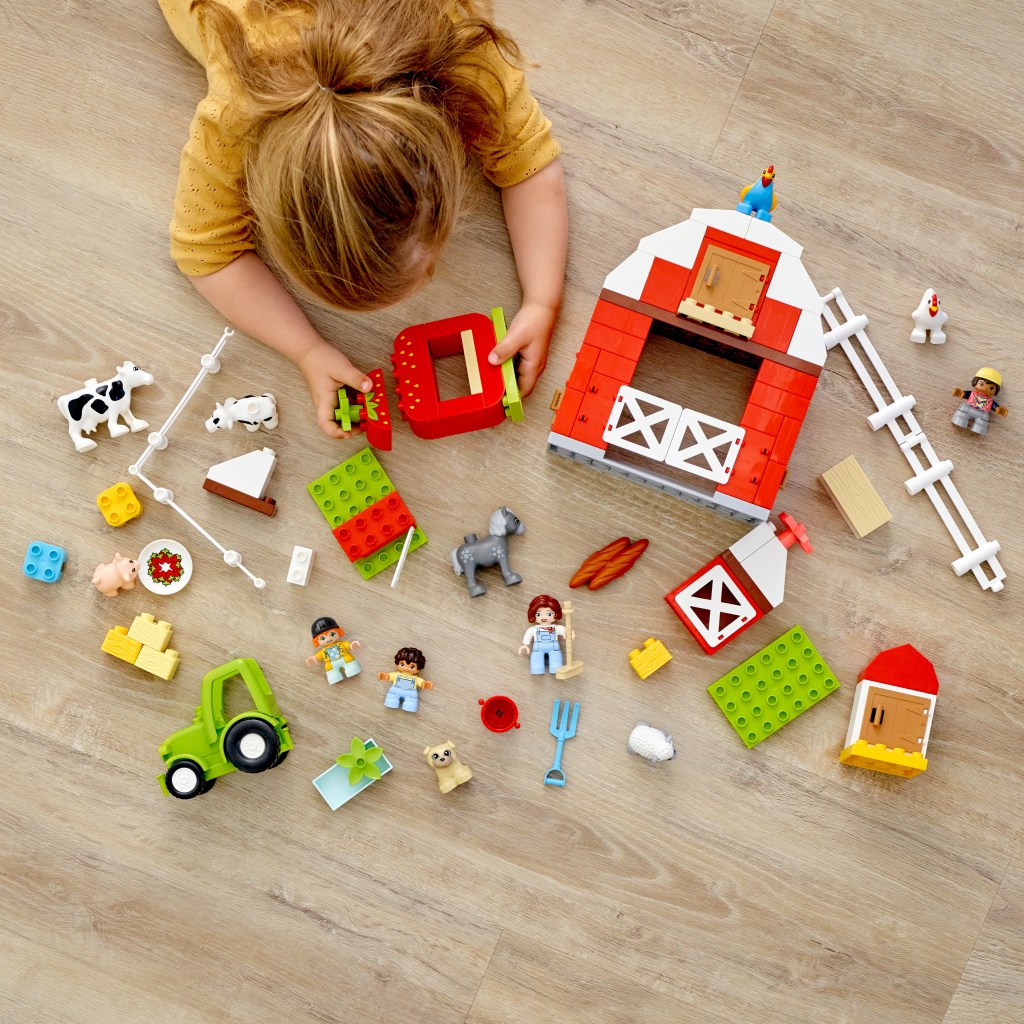 Lego-duplo-10952-la-grange-le-tracteur-et-les-animaux-de-la-ferme-construction