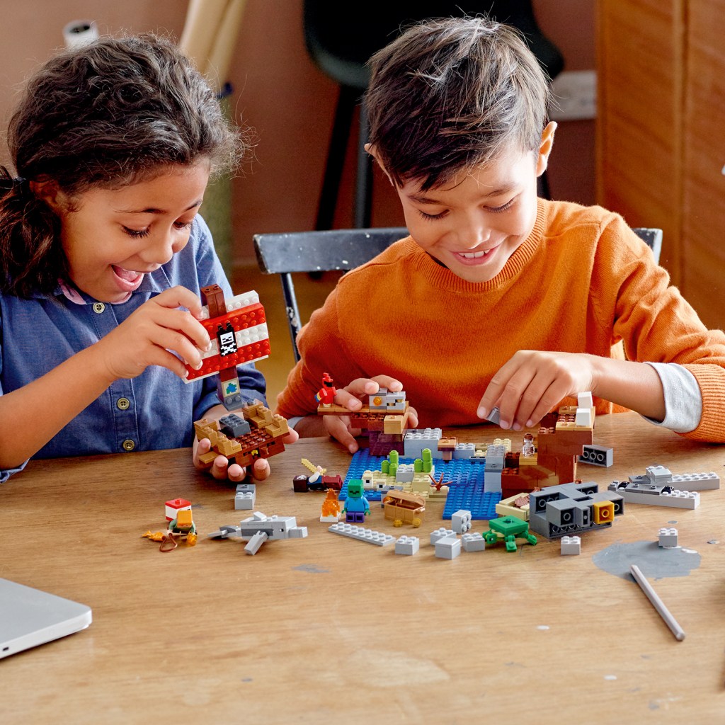 Lego-minecraft-21152-laventure-du-bateau-pirate-jeu