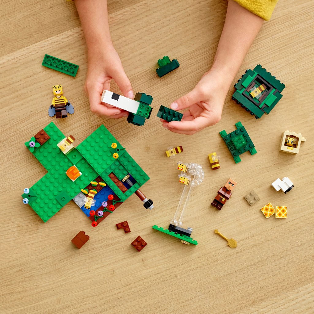 Lego-minecraft-21165-la-ruche-construction
