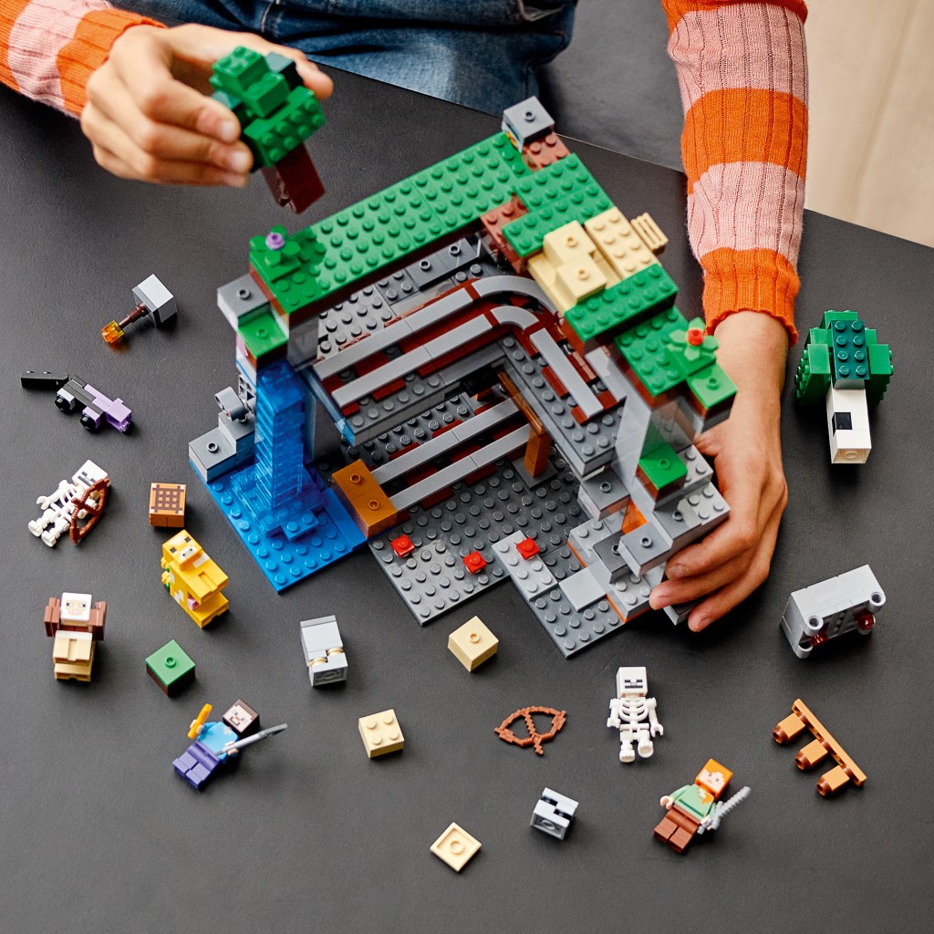 Lego-minecraft-21169-la-premiere-aventure-construction