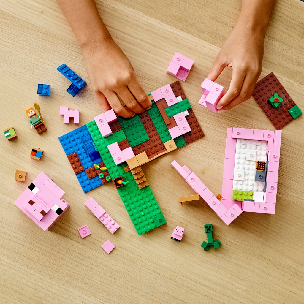 Lego-minecraft-21170-la-maison-cochon-construction