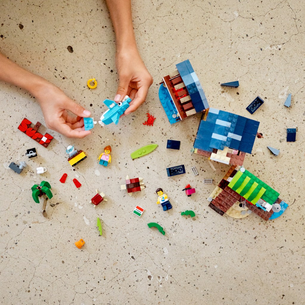 Lego-creator-31118-la-maison-sur-la-plage-du-surfer-construction