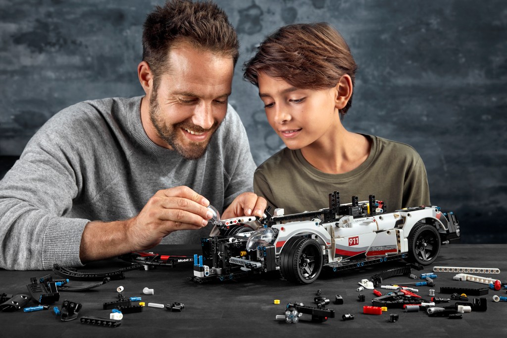 Lego-technic-42096-porsche-911-rsr-construction