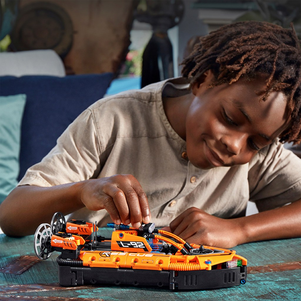 Lego-technic-42120-aeroglisseur-de-sauvetage-jeu
