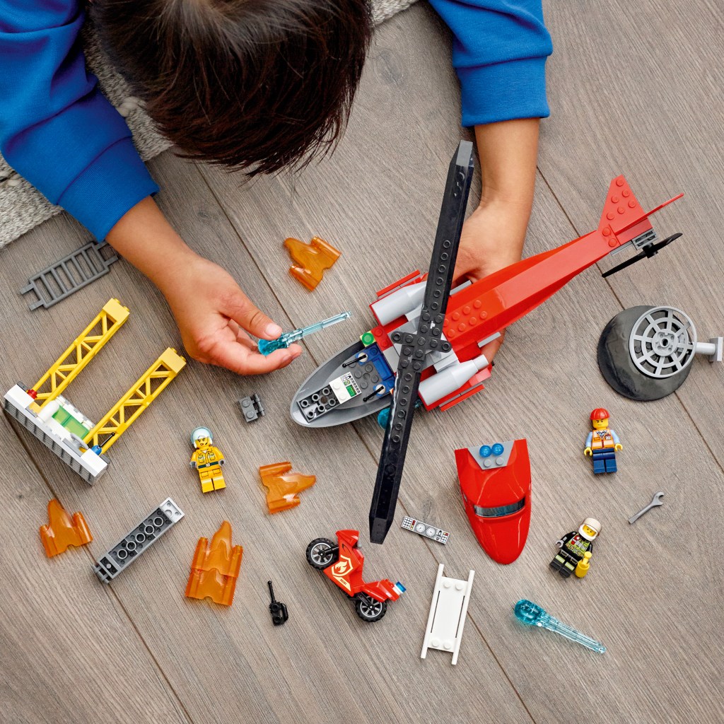 Lego-city-60281-lhelicoptere-de-secours-des-pompiers-construction