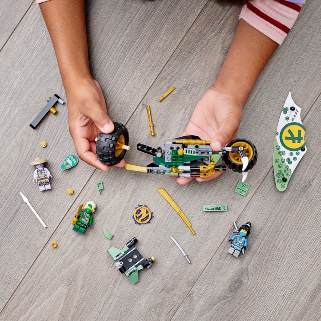 Lego-ninjago-71745-le-moto-de-la-jungle-de-lloyd-construction