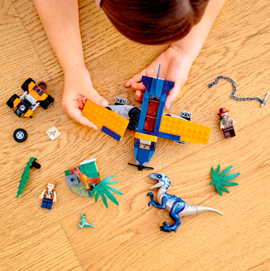 Lego-jurassic-world-75942-velociraptor-la-mission-de-sauvetage-en-avion-construction