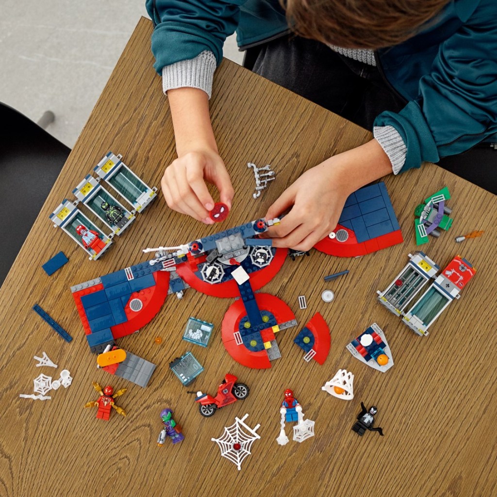 Lego-marvel-76175-lattaque-contre-le-repaire-de-spider-construction