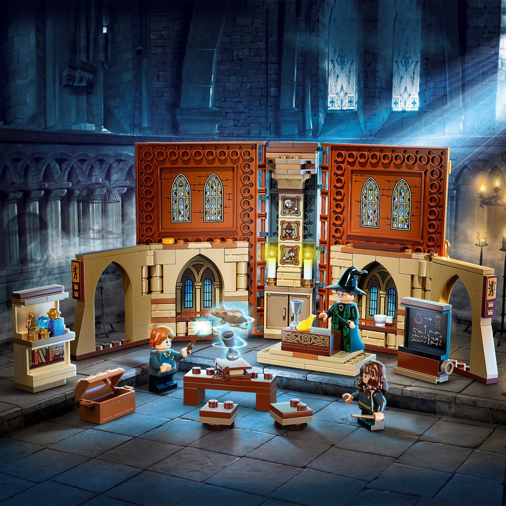 Lego-harry-potter-76382-poudlard-le-cours-de-metamorphose-feature1