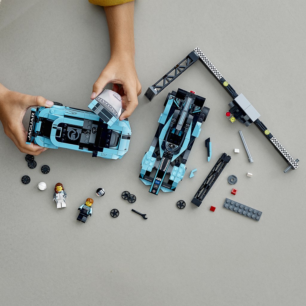 Lego-speed-champions-76898-formula-e-panasonic-jaguar-racing-et-jaguar-ipace-etrophy-construction