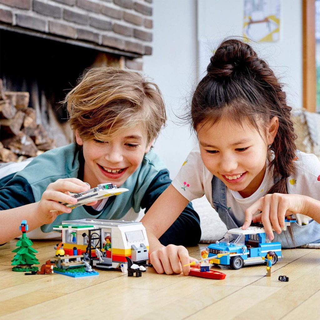 Lego-creator-31108-les-vacances-en-caravane-en-famille-jeu