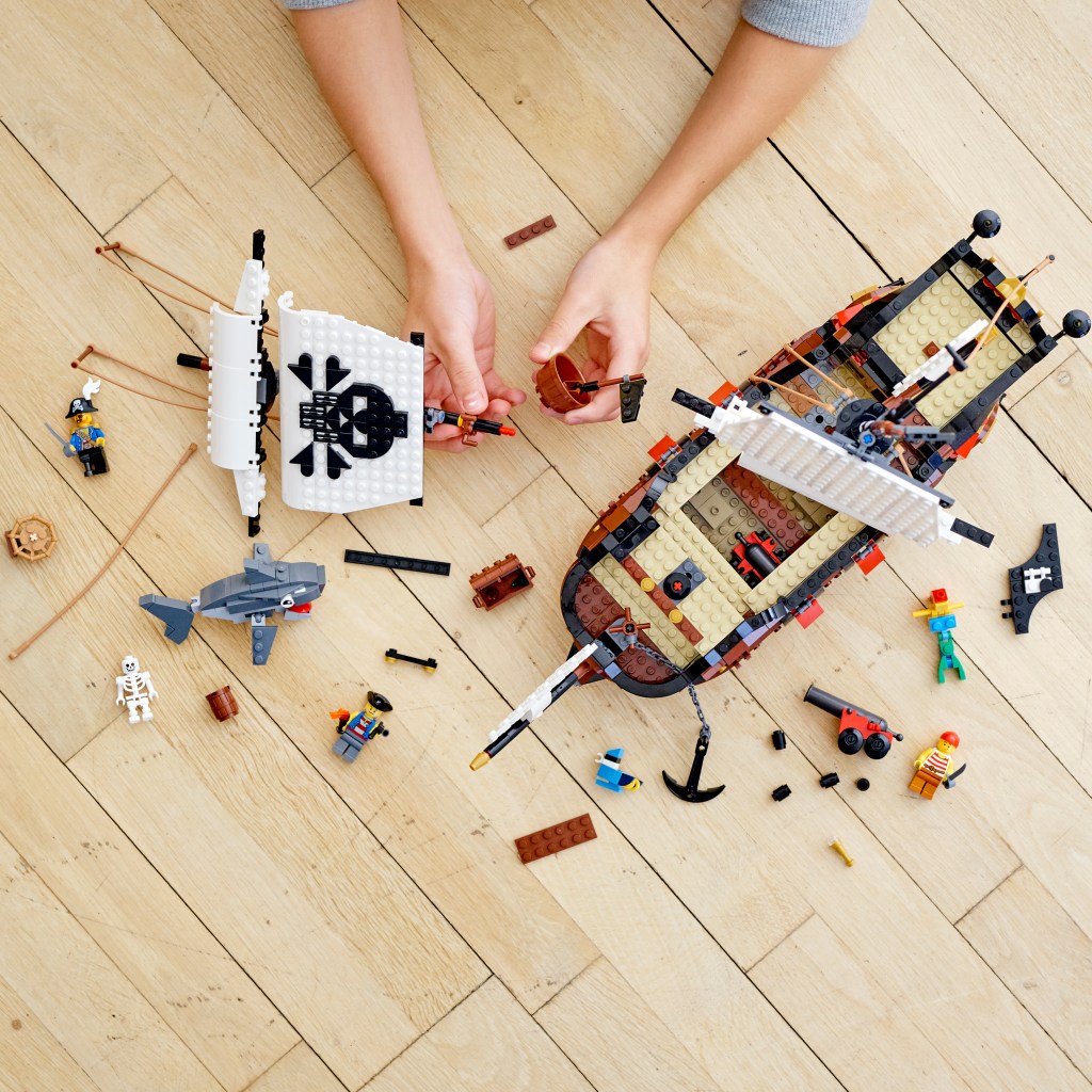 Lego-creator-31109-le-bateau-pirate-construction