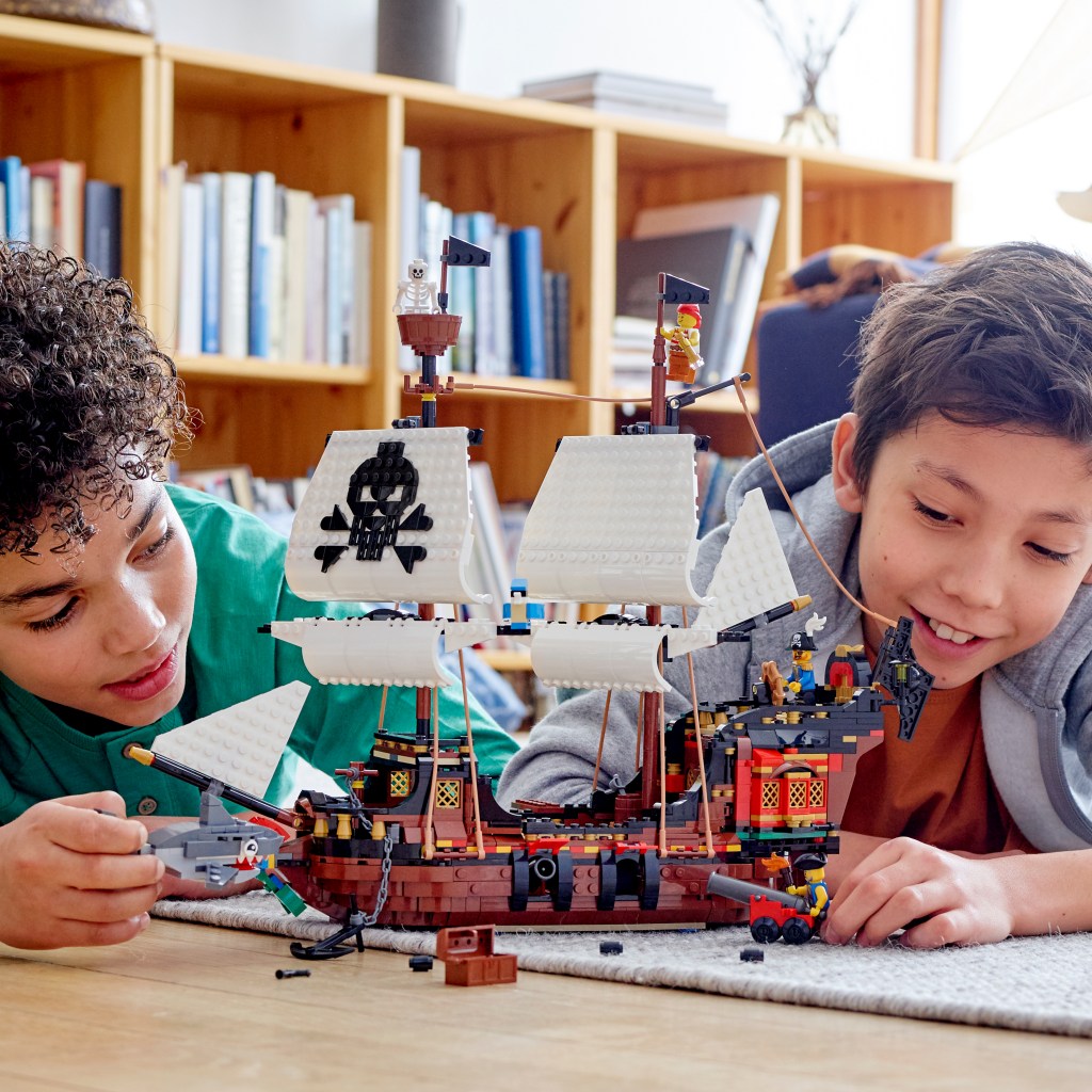 Lego-creator-31109-le-bateau-pirate-jeu