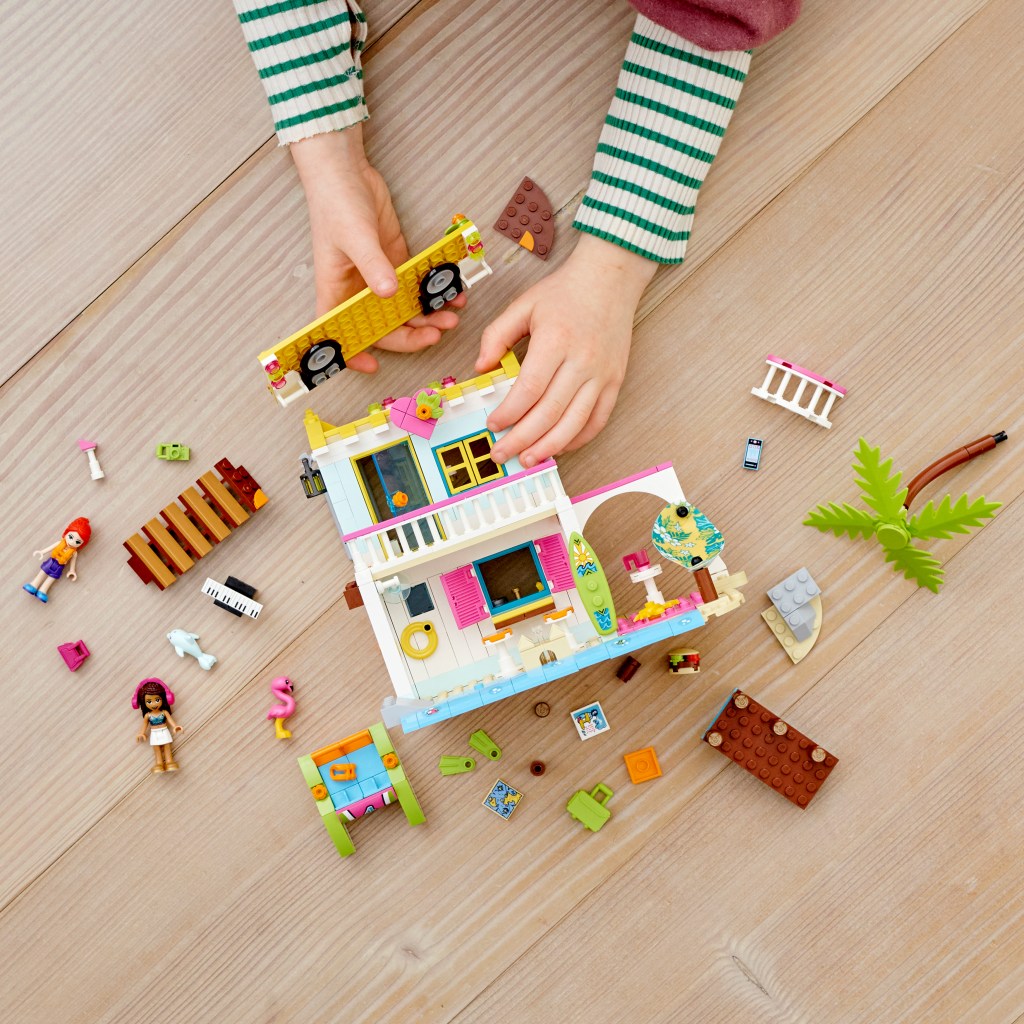 LEGO-Friends-41428-La-maison-sur-la-plage-construction