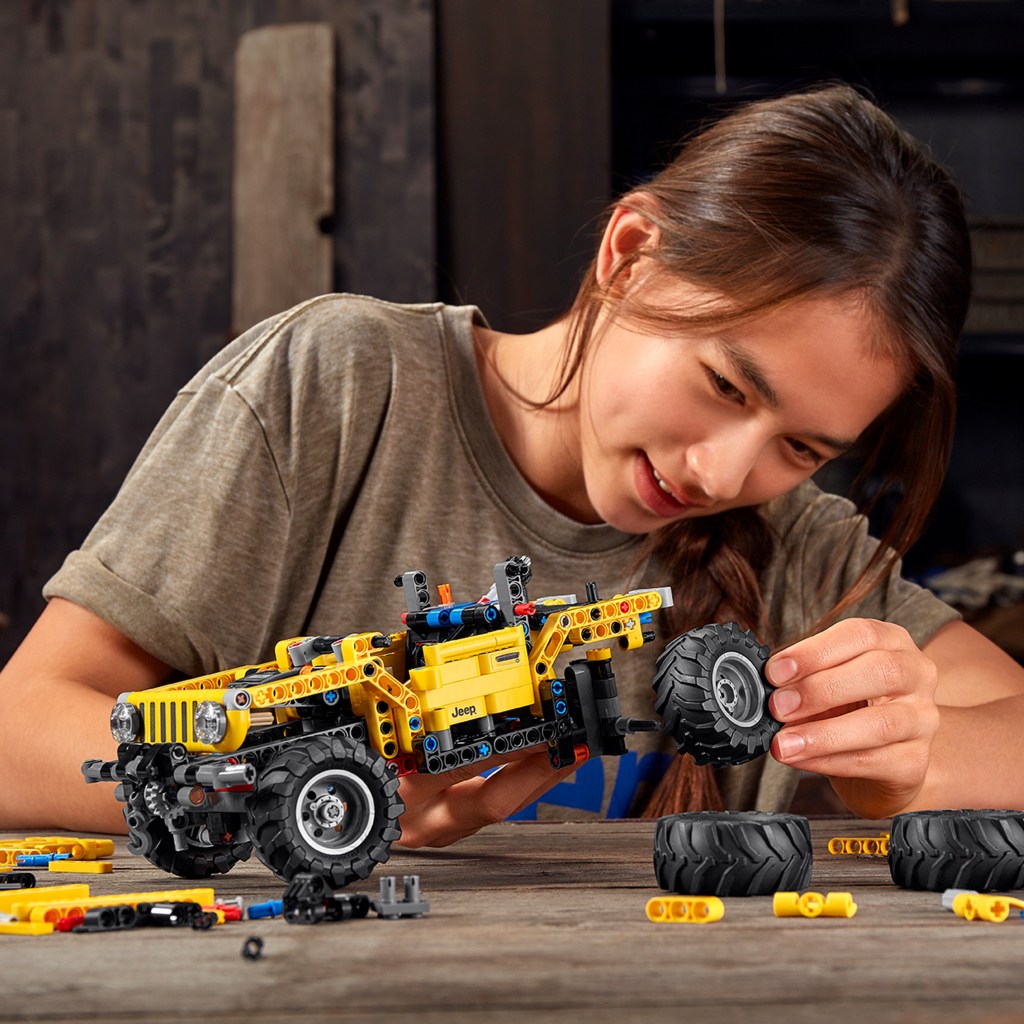 Lego-technic-42122-jeep-wrangler-construction