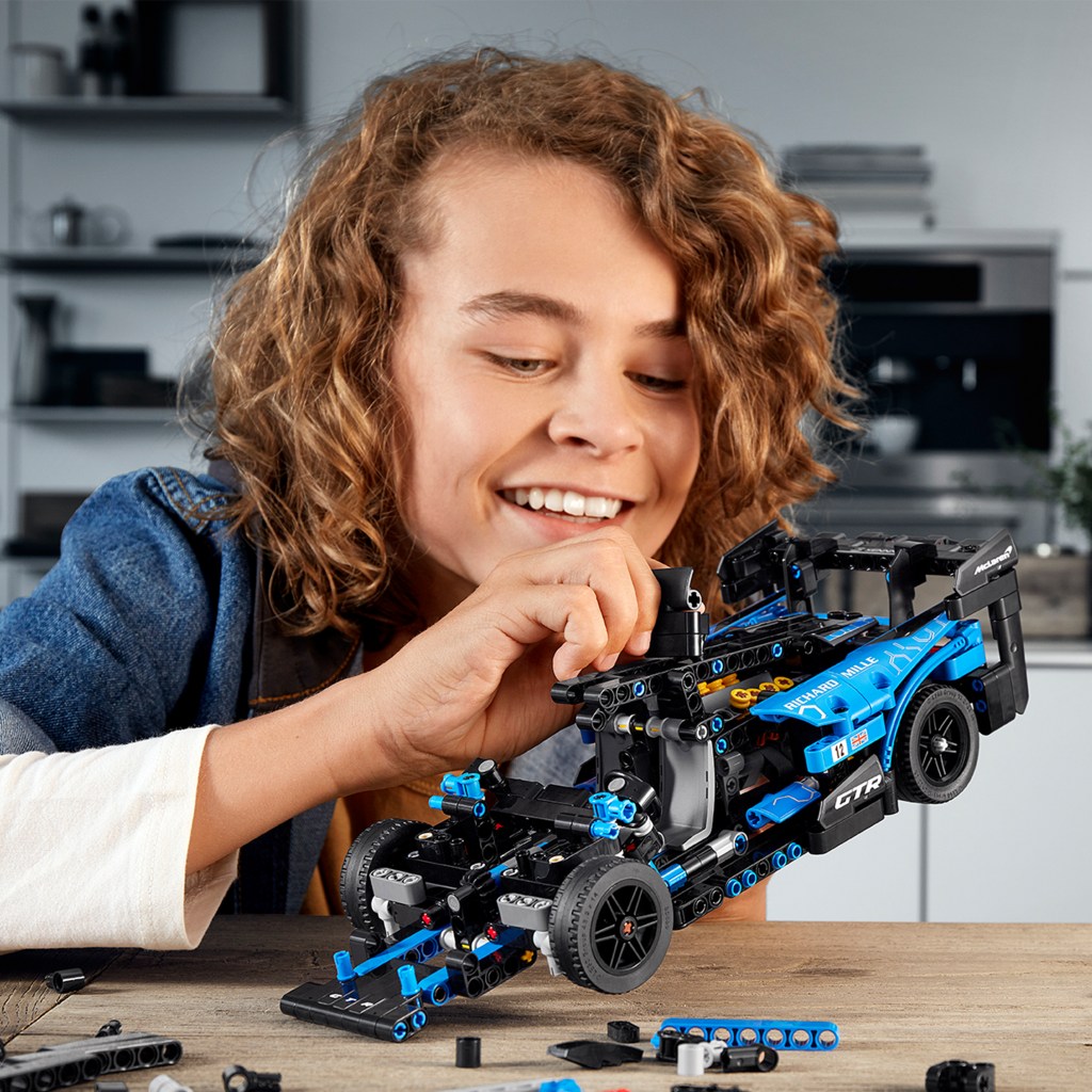 Lego-technic-42123-mclaren-senna-gtr-construction