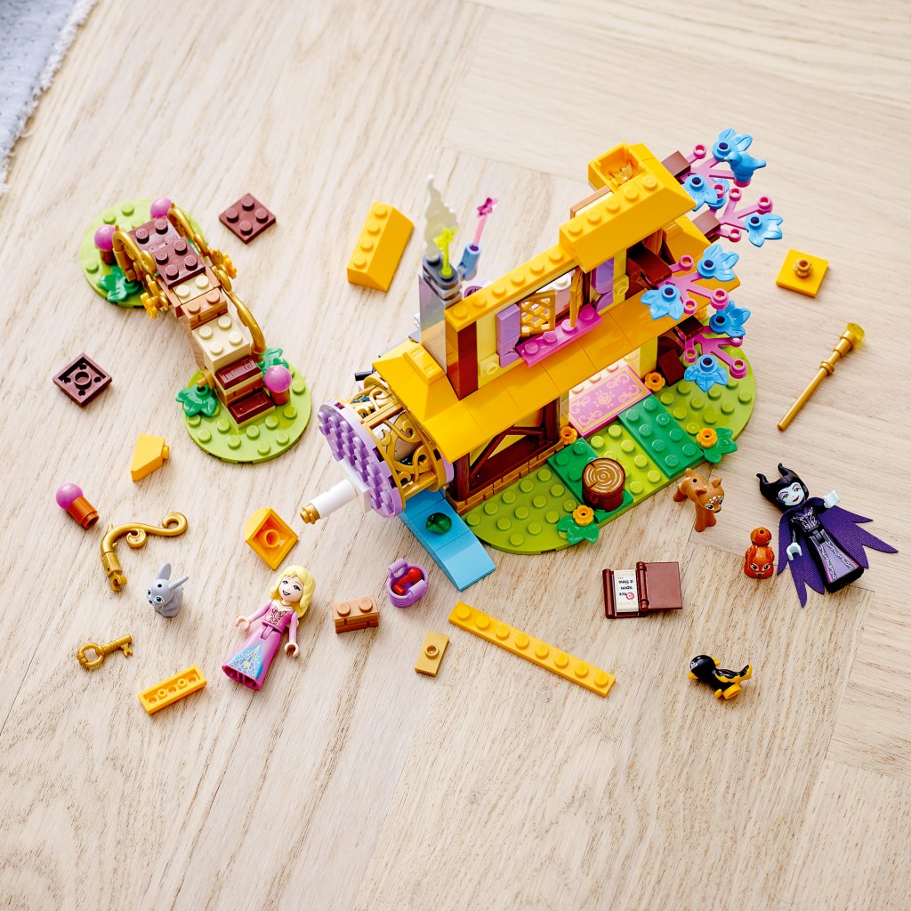 Lego-disney-princess-43188-le-chalet-dans-la-foret-daurore-construction