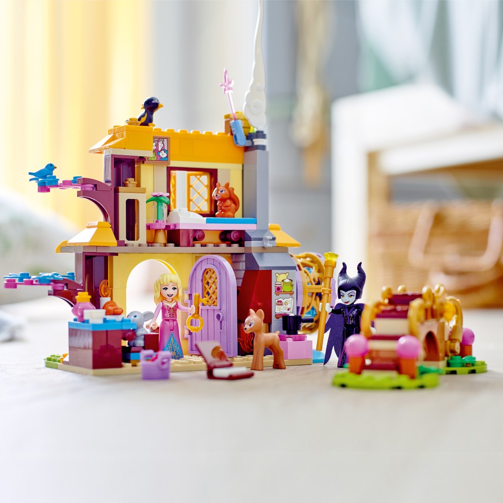 Lego-disney-princess-43188-le-chalet-dans-la-foret-daurore-jeu