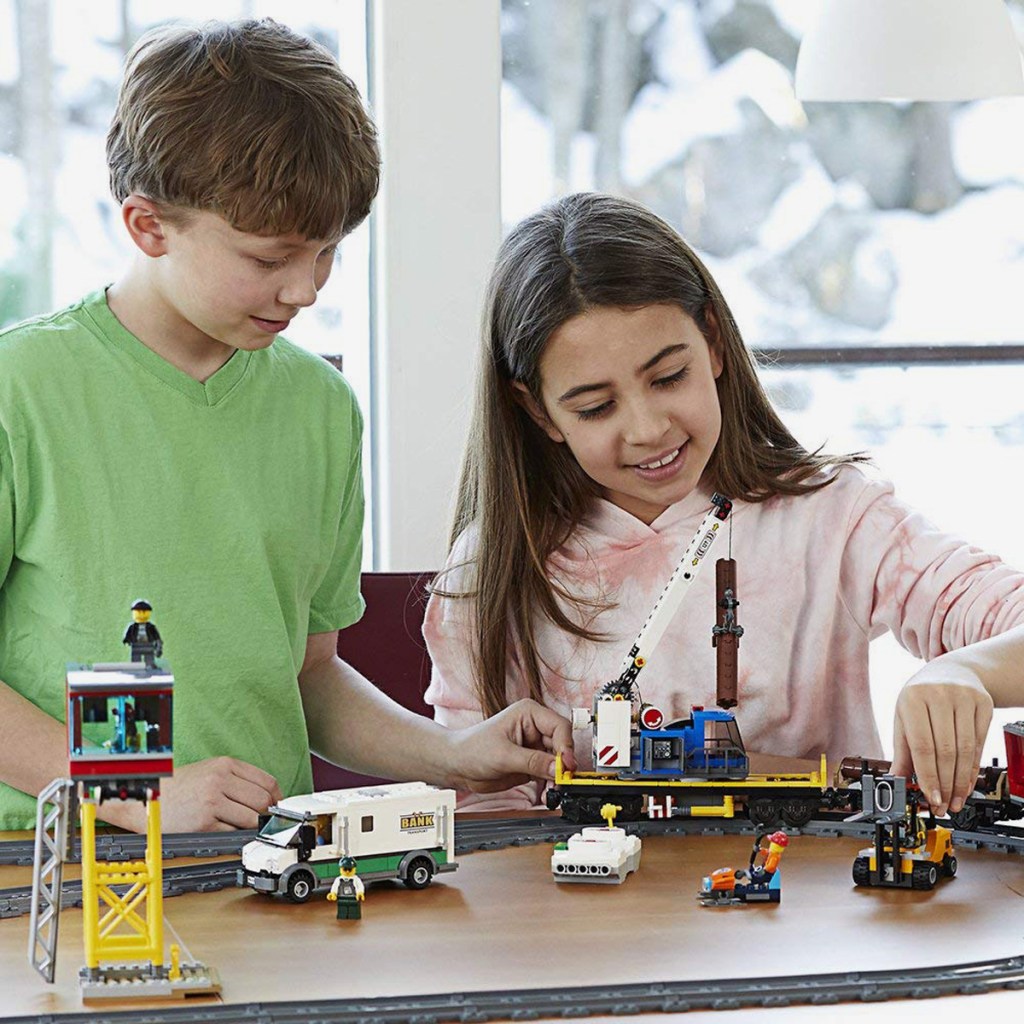 Lego-city-60198-le-train-de-marchandises-telecommande-jeu