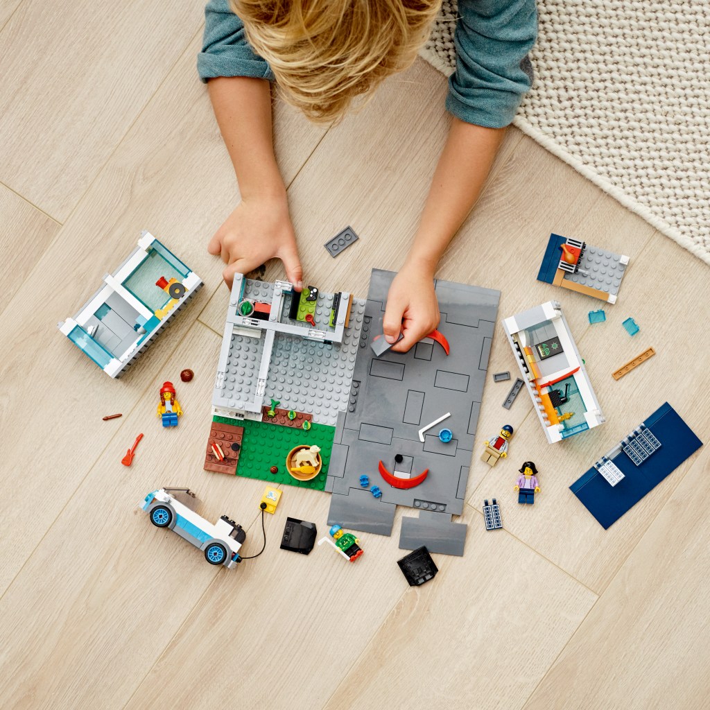 Lego-city-60291-la-maison-familiale-construction