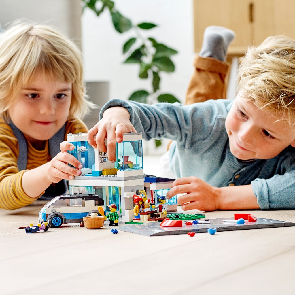 Lego-city-60291-la-maison-familiale-jeu