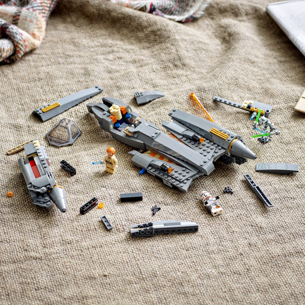 Lego-star-wars-75286-le-chasseur-stellaire-du-general-grievous-construction