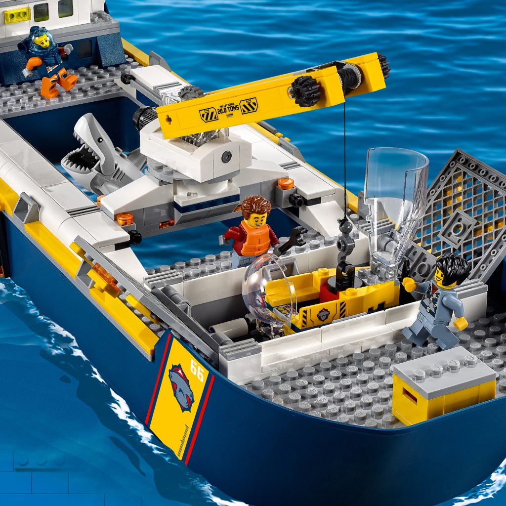 LEGO-city-60266-Le-bateau-dexploration-océanique-feature1