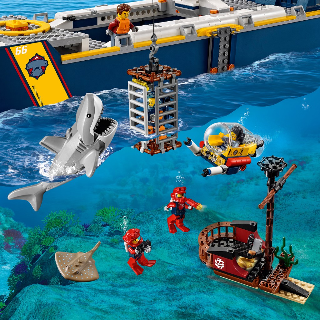 LEGO-city-60266-Le-bateau-dexploration-océanique-feature2