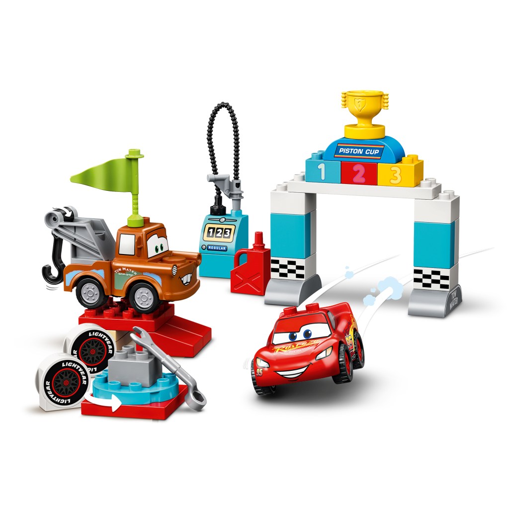 LEGO-DUPLO-10924-Jour-de-Course-de-Flash-McQueen-feature2