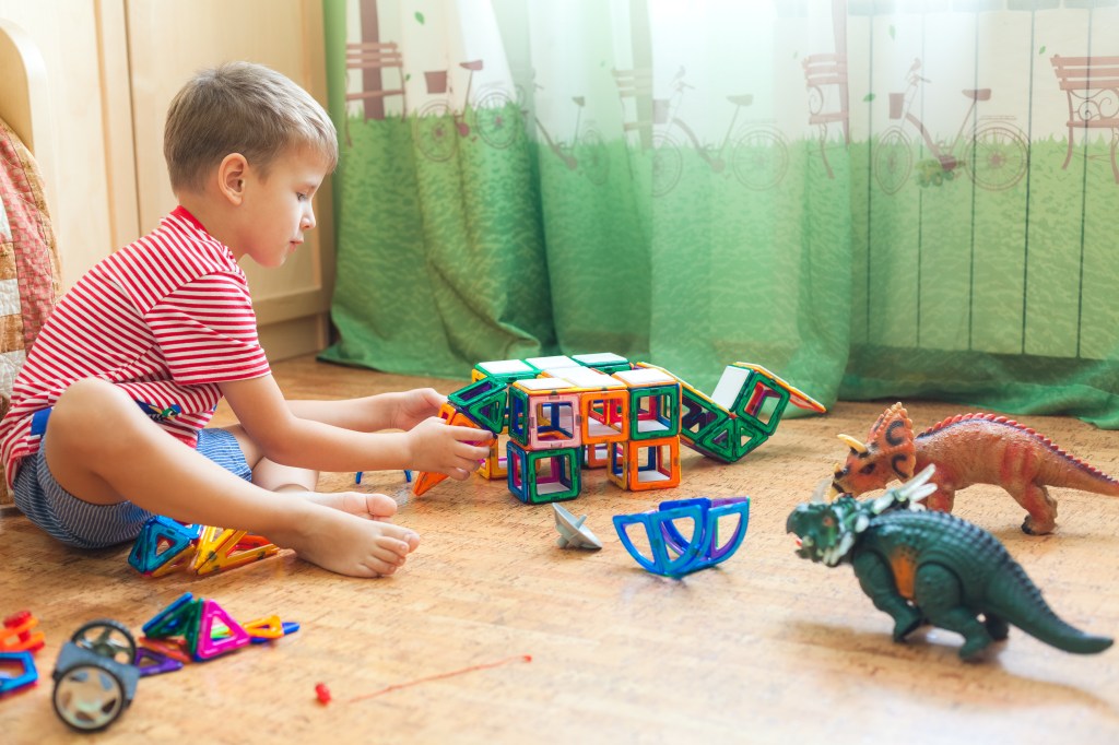 Les filles, jeux de construction, tour, construire, 6 ans, enfant, la  concentration, la chambre des enfants, jouer, construire, jeu, dominos,  Lego, jouets, de la construction, de l'instable, délabrée, instable,  l'activité, l'école maternelle