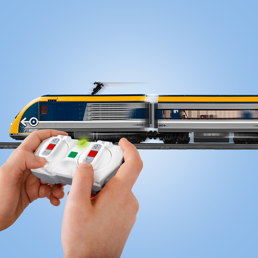 Lego-city-60197-le-train-de-passagers-telecommande-construction