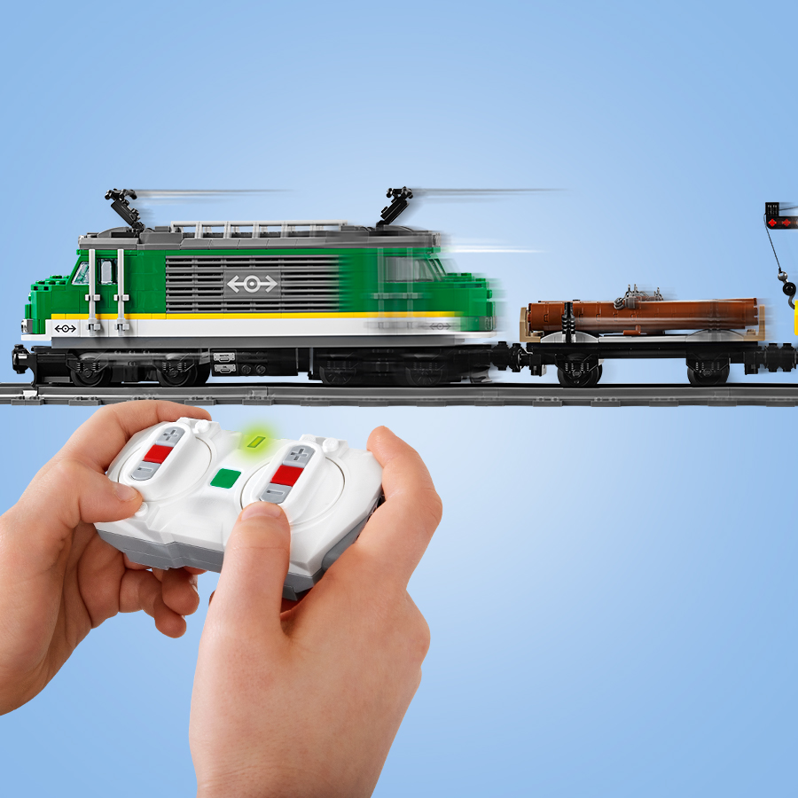 Lego-city-60198-le-train-de-marchandises-telecommande-construction