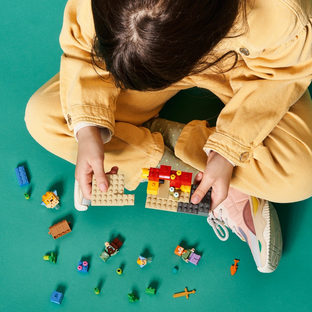 Lego-minecraft-21164-le-recif-corallien-construction