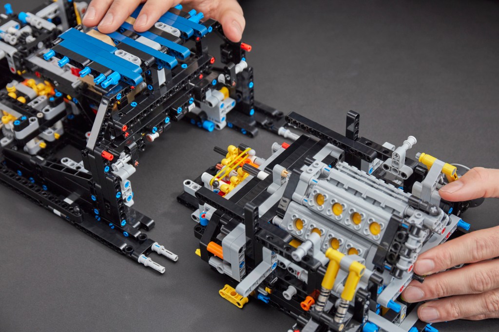 Lego-Technic-42083-Bugatti-Chiron-construction
