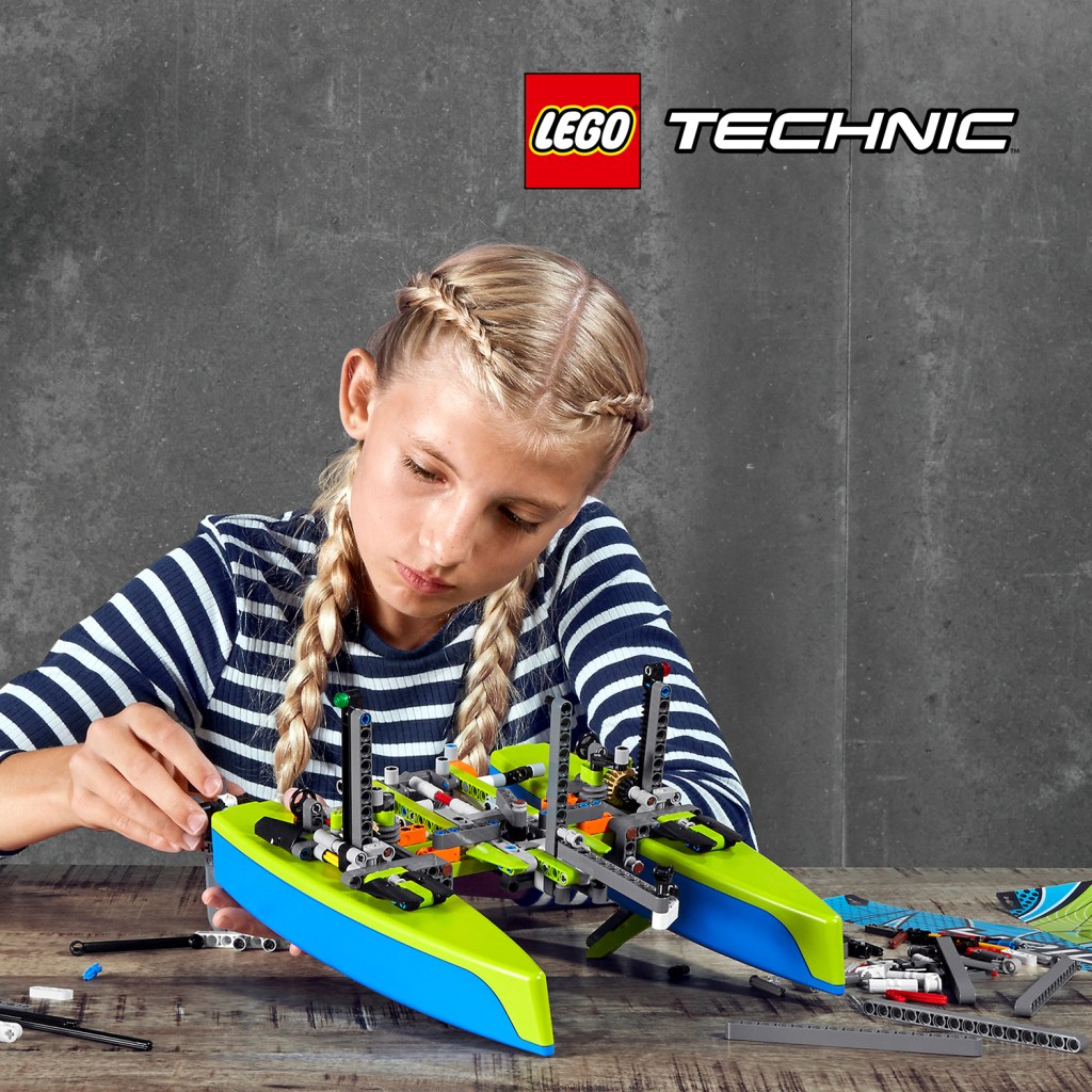 Lego-technic-42105-le-catamaran-jeu