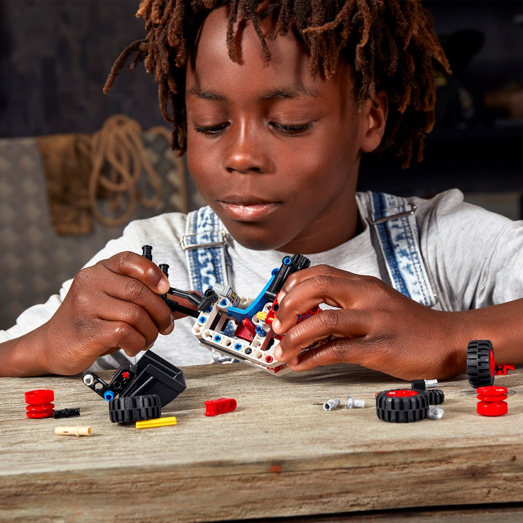 Lego-technic-42116-Chargeuse-compacte-2-en-1-construction