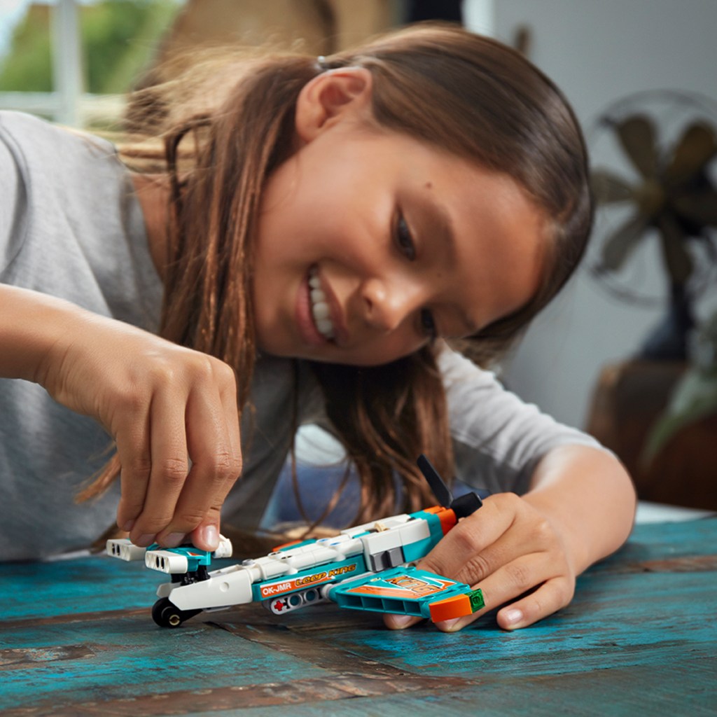 Lego-technic-42117-Avion-de-Course-Jet-2-en-1-construction