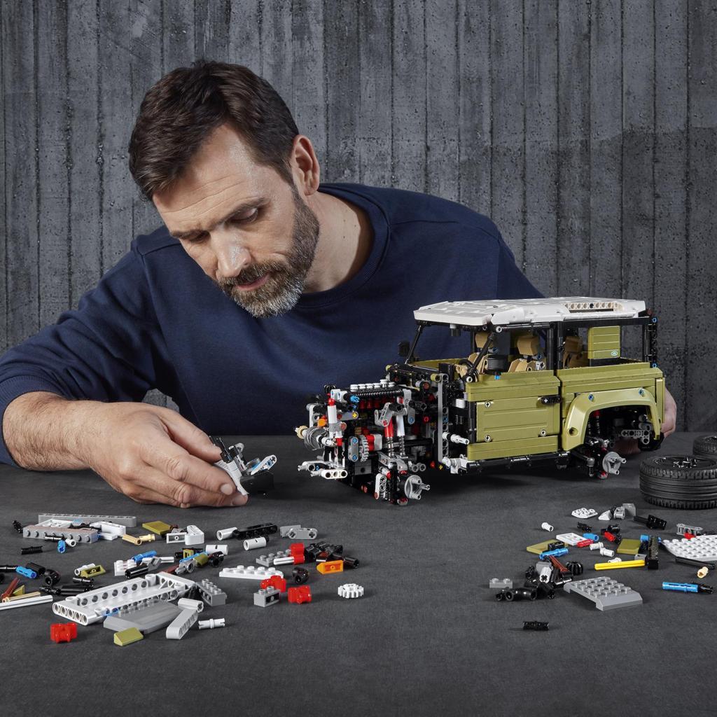 Lego-Technic-42110-Land-Rover-Defender-construction