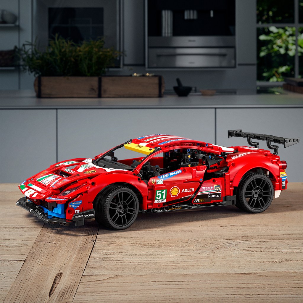 LEGO-Technic-42125-Ferrari-488-GTE-feature1