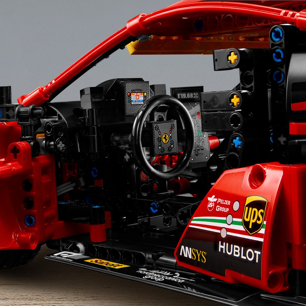 LEGO-Technic-42125-Ferrari-488-GTE-feature2