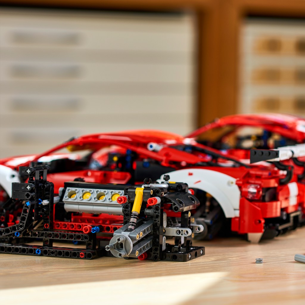 LEGO-Technic-42125-Ferrari-488-GTE-feature3