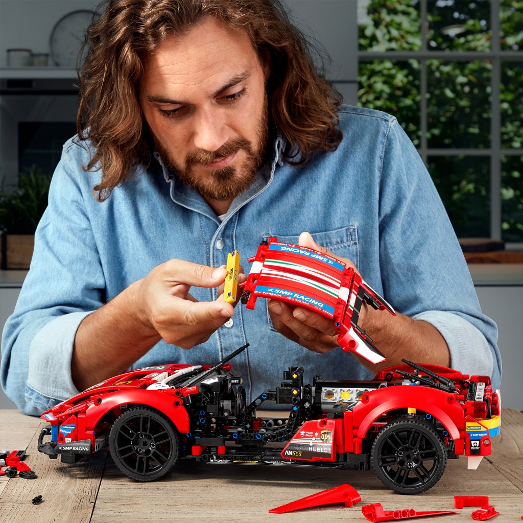 LEGO-Technic-42125-Ferrari-488-GTE-construction