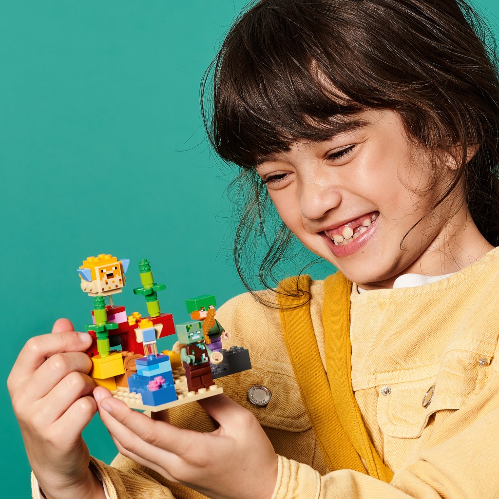 Lego-minecraft-21164-le-recif-corallien-jeu
