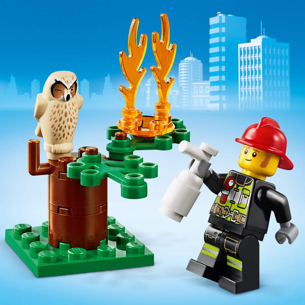 LEGO-City-60247-Le-feu-de-forêt-avec-pompier-feature2