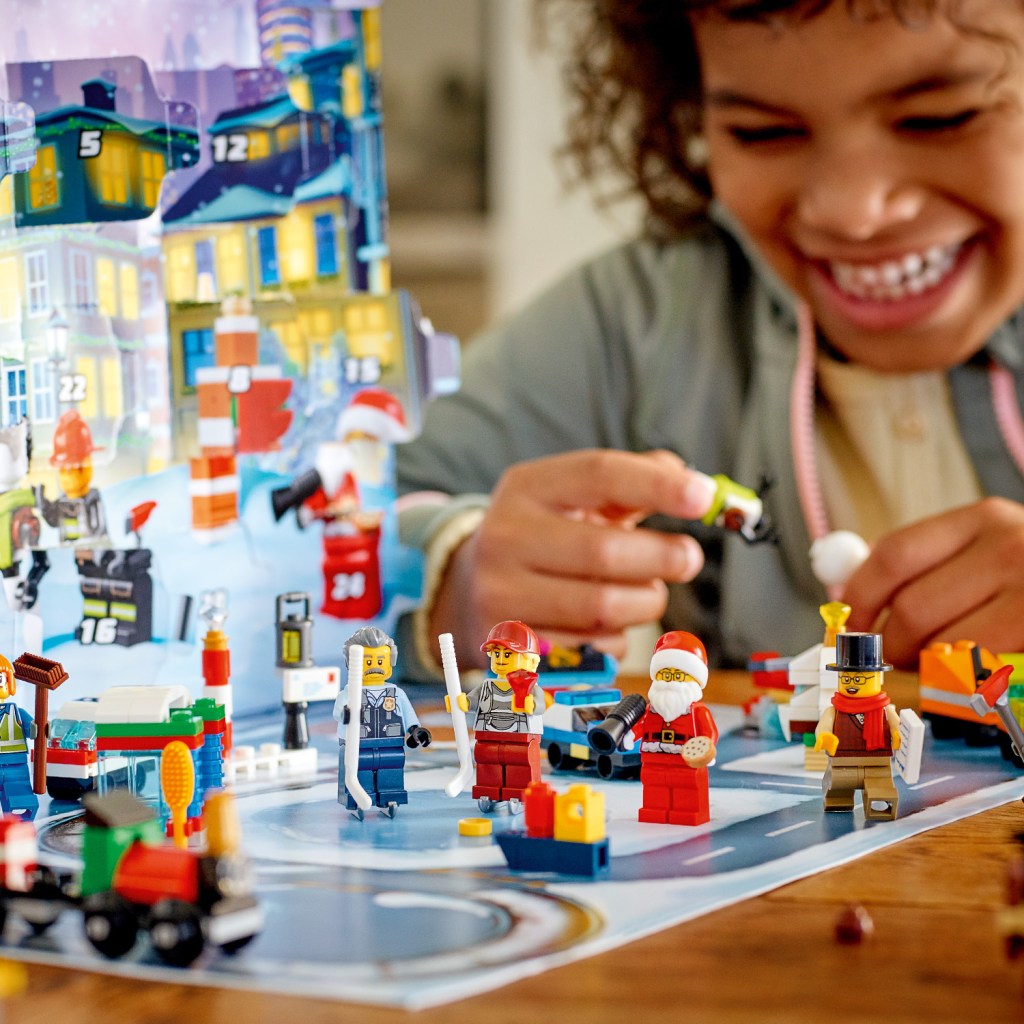 LEGO-city-60303-Calendrier-de-lAvent-2021-feature3