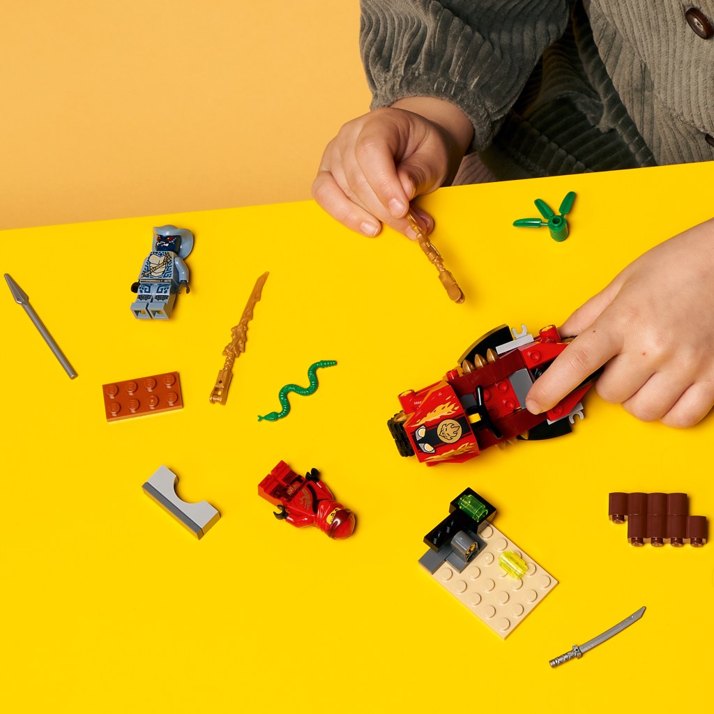 Lego-ninjago-71734-la-moto-de-kai-construction