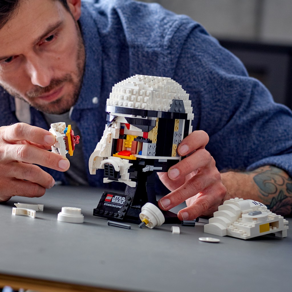 Lego-star-wars-75276-casque-de-stormtrooper-construction