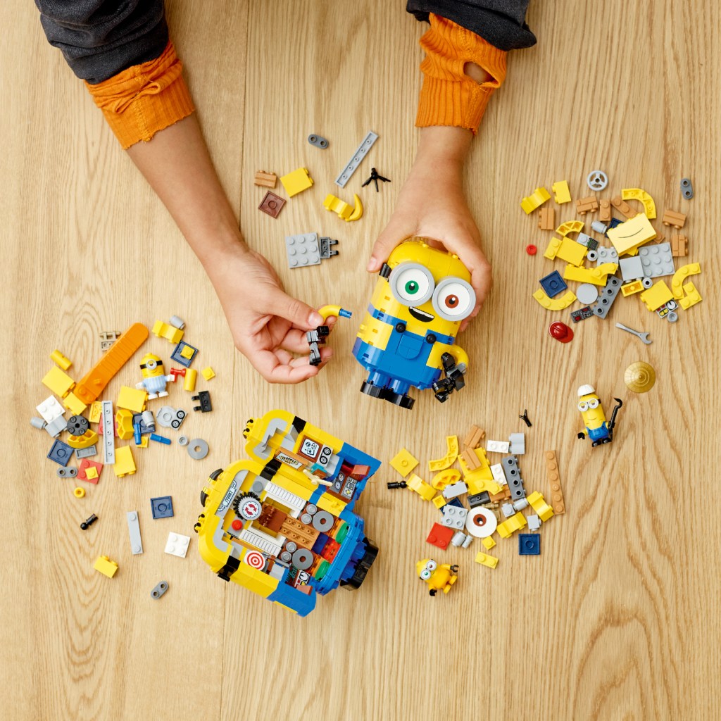 LEGO-Minions-75551-les-maxi-Minions-et-leurs-repaires-construction