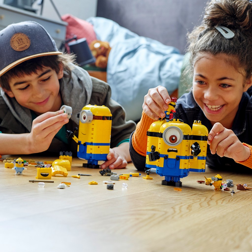 LEGO-Minions-75551-les-maxi-Minions-et-leurs-repaires-jeu