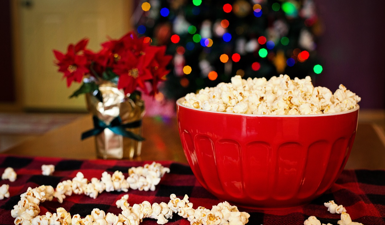 Famille qui regarde un film de Noël